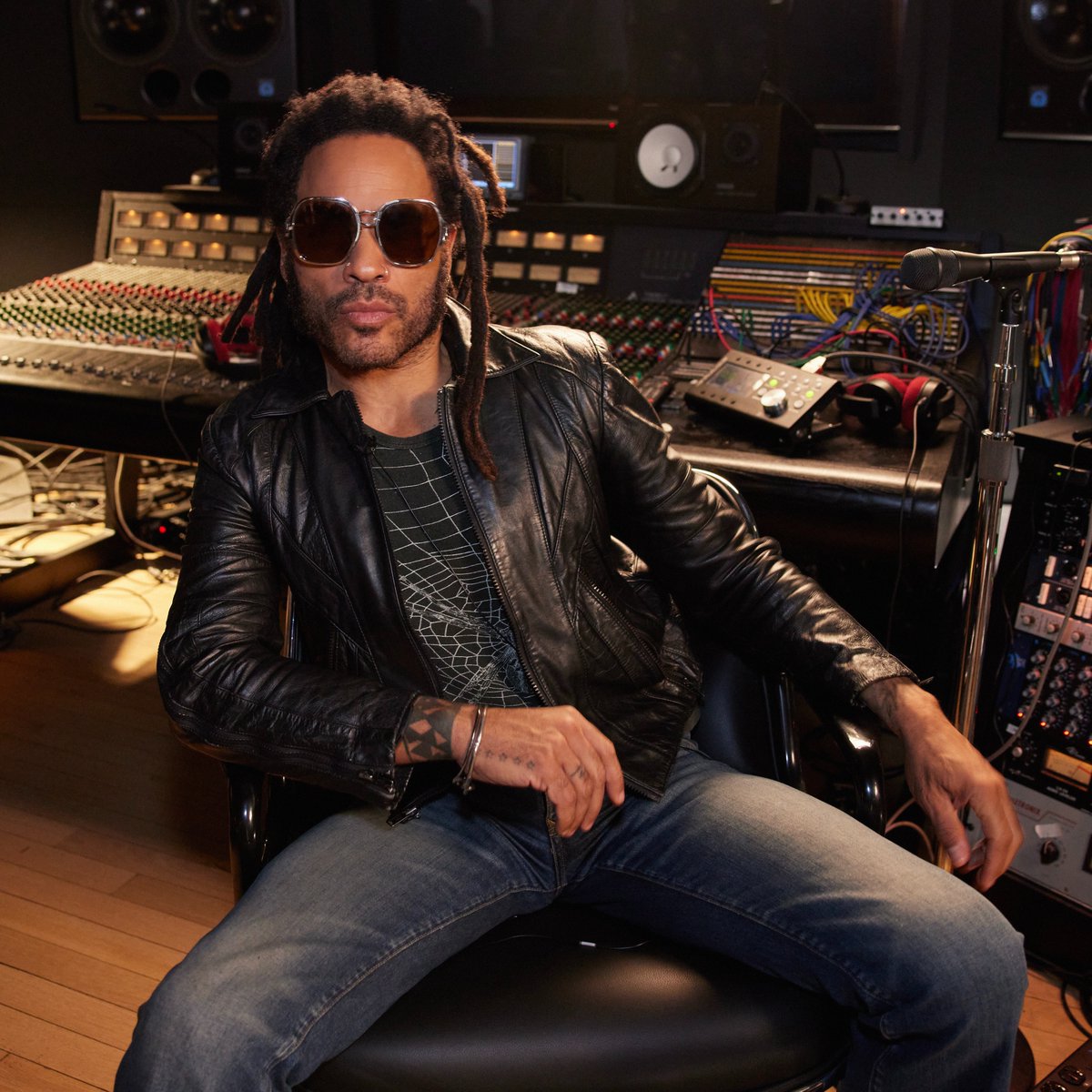 .Lenny Kravitz is amplifying love above all. He and Zane Lowe sit down at his family home in Paris for an intimate, career-spanning interview. ❤️