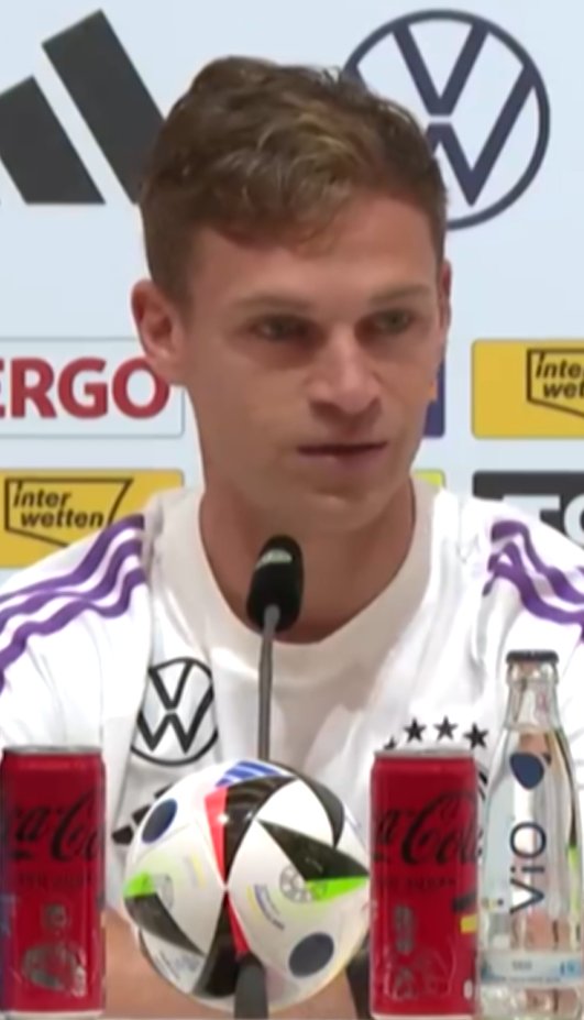 Kimmich considera que o inquérito é "absolutamente racista" após 21% dos inquiridos responderem a uma televisão que deveria haver mais jogadores brancos na seleção alemã.