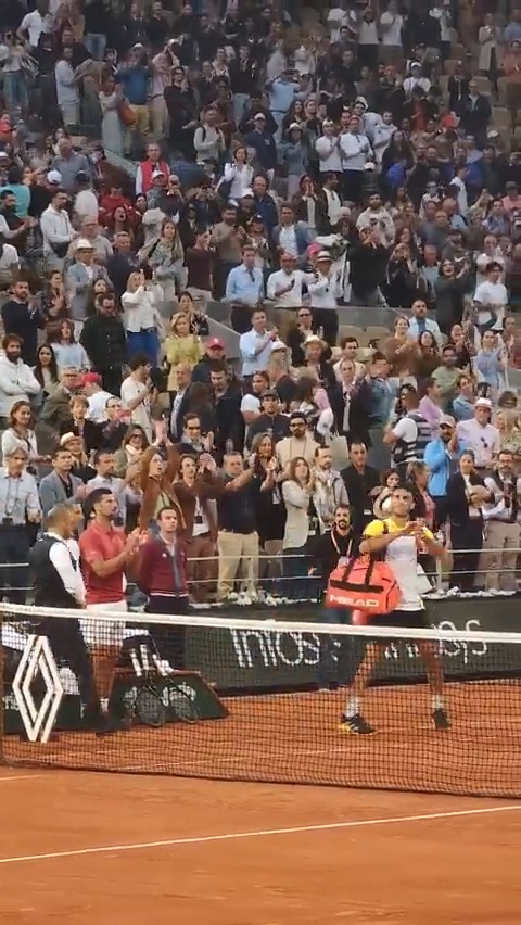 Suban el volumen 🔊 Los aplausos de Djokovic y la ovación de toda la Philippe Chatrier. Enorme lo tuyo, Francisco Cerúndolo ❤️