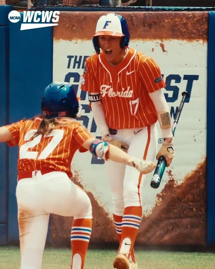 SPEEDY SPEEDY 😮💨 Kendra Falby races around the bases for an inside the park home run!!!! #WCWS x Gators Softball