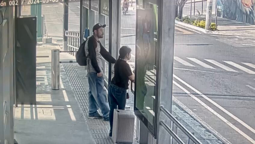 Terrible 🚨 Una mujer fue asaltada por un delincuente mientras esperaba el Transmetro en la zona 4 capitalina.