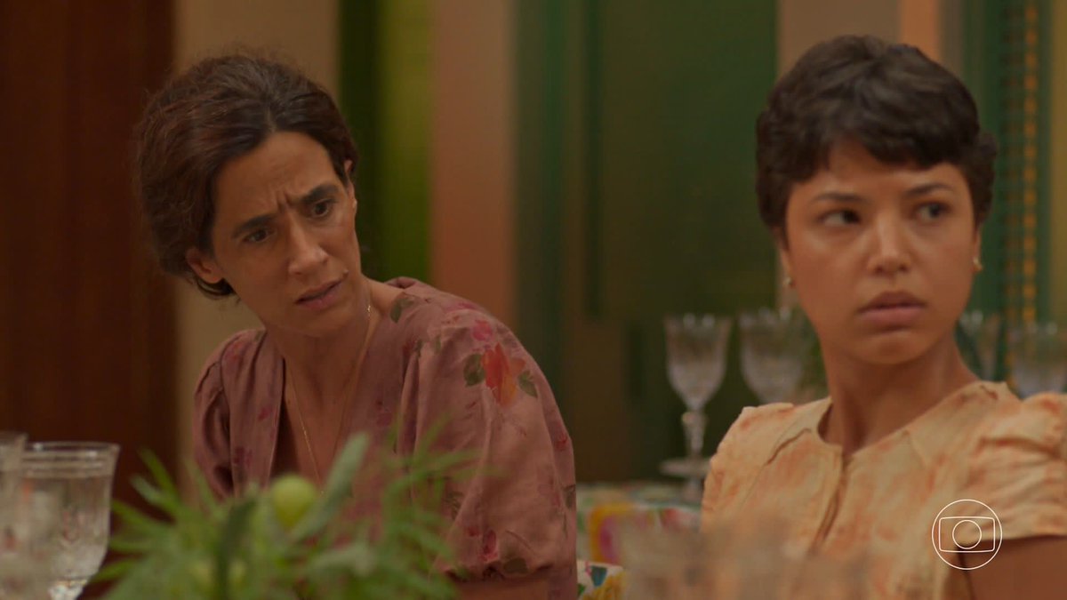 Que cena boa de Mariana Lima, Heloísa Honein e Dandara Queiroz. A festa virou um enterro. #NoRanchoFundo