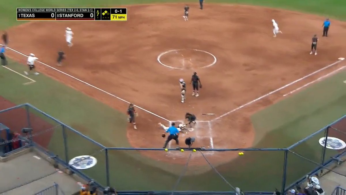 THE SQUEEZE FOR THE LEAD!!!! 😱 #WCWS x 🎥 ESPN / Texas Softball
