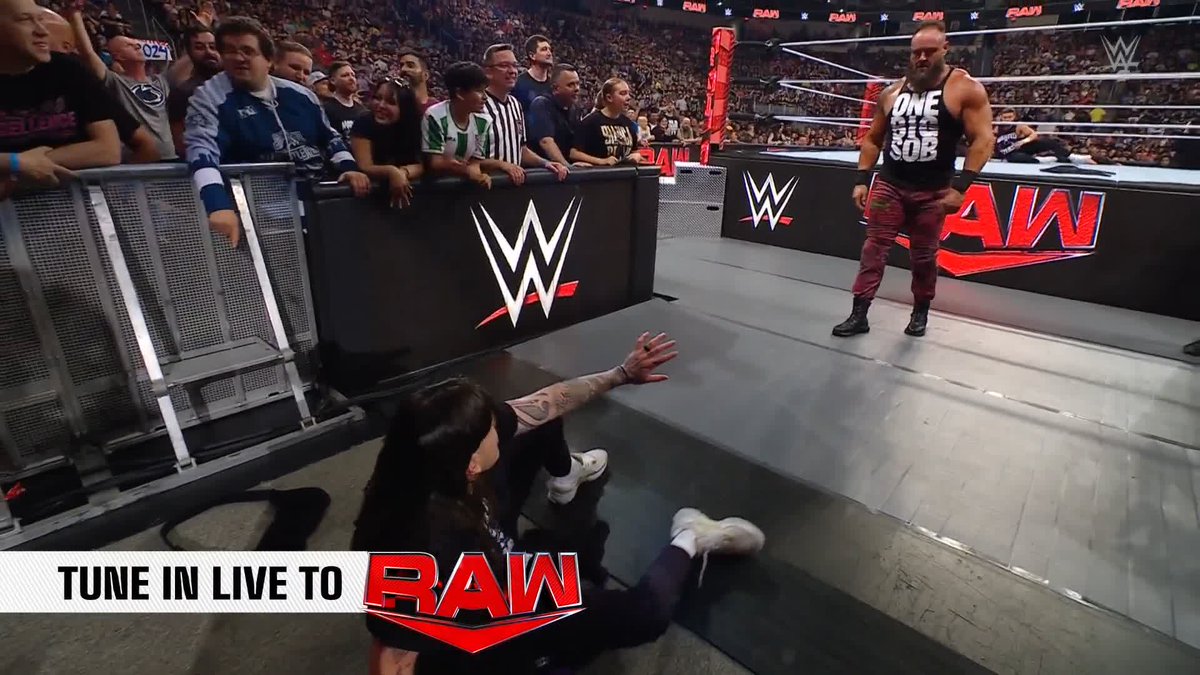 Was LIV about to 💋 DOM again on #WWERaw?!