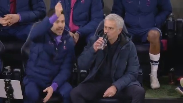 Manchester City penaltı kaçırınca hunharca kahkaha atan Mourinho, yardımcısının uyarısı üzerine Sterling'in sarı kartı olduğu için itiraz edip kırmızı kart istiyor.