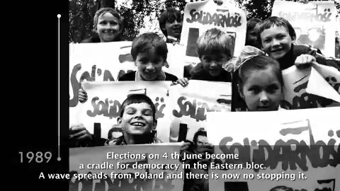 35 years ago, the Polish people ended the communist rule in 🇵🇱 through a bloodless, democratic revolution, triggering a democratic change in the entire Eastern Bloc. This video explains the historic significance of the 1989 elections in just 2 minutes. ⬇️