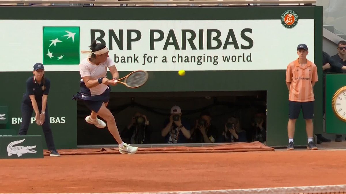 That Ons Jabeur jumping backhand 😮‍💨 #RolandGarros