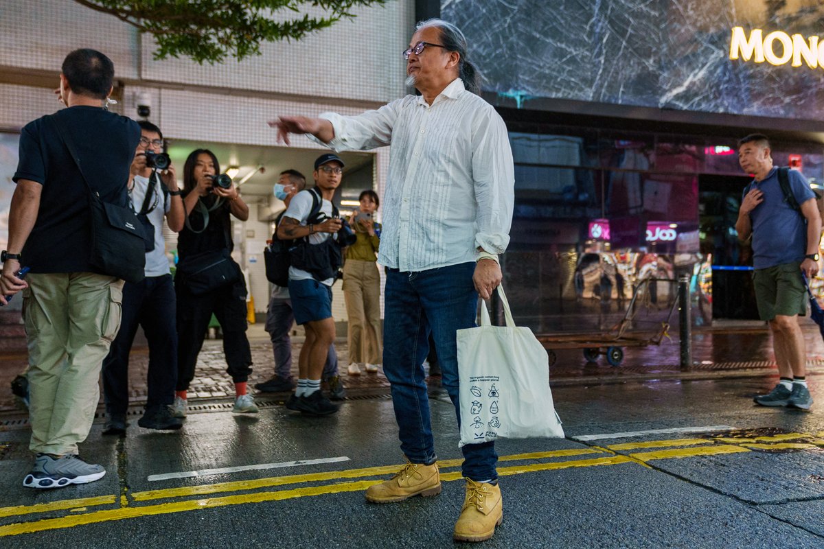 香港行为艺术家街头手画"八九六四"被捕 六四35周年前夕,香港行为艺术家"三木"陈式森在铜锣湾骆克道以手在空中比划出"八九六四",随后遭到警方逮捕。