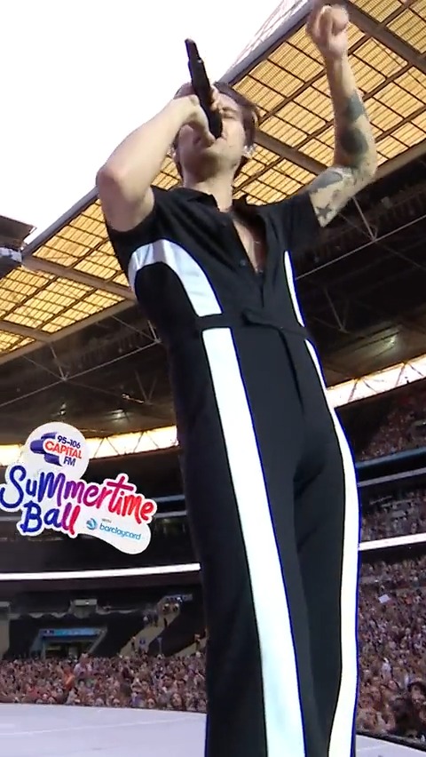 Harry being so beautiful performing in that jumpsuit