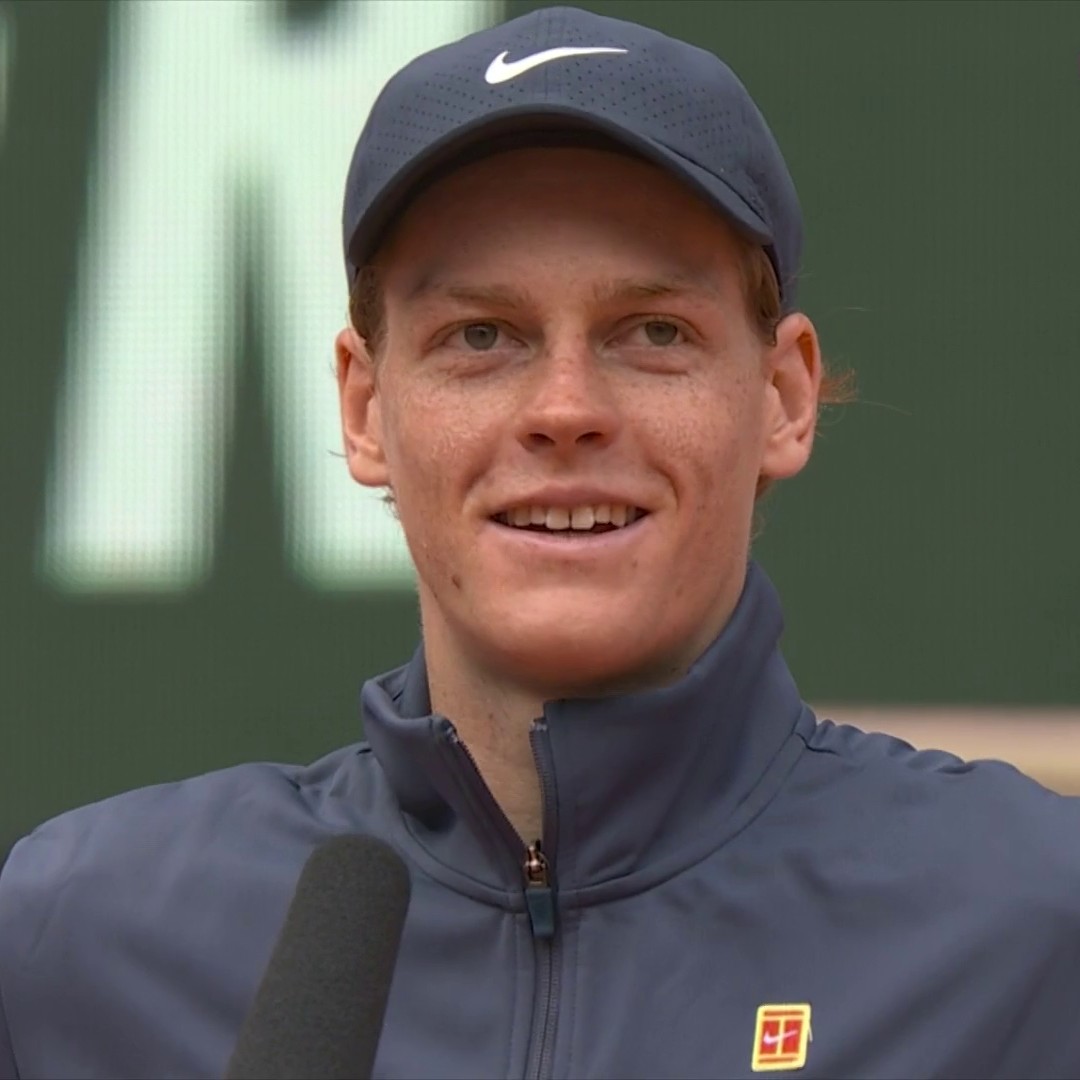 New world No.1️⃣ 🙌 The moment Jannik Sinner finds out he's the 𝒏𝒆𝒘 𝒘𝒐𝒓𝒍𝒅 𝑵𝒐.1 at the age of 22 years old 😃🌍 #RolandGarros