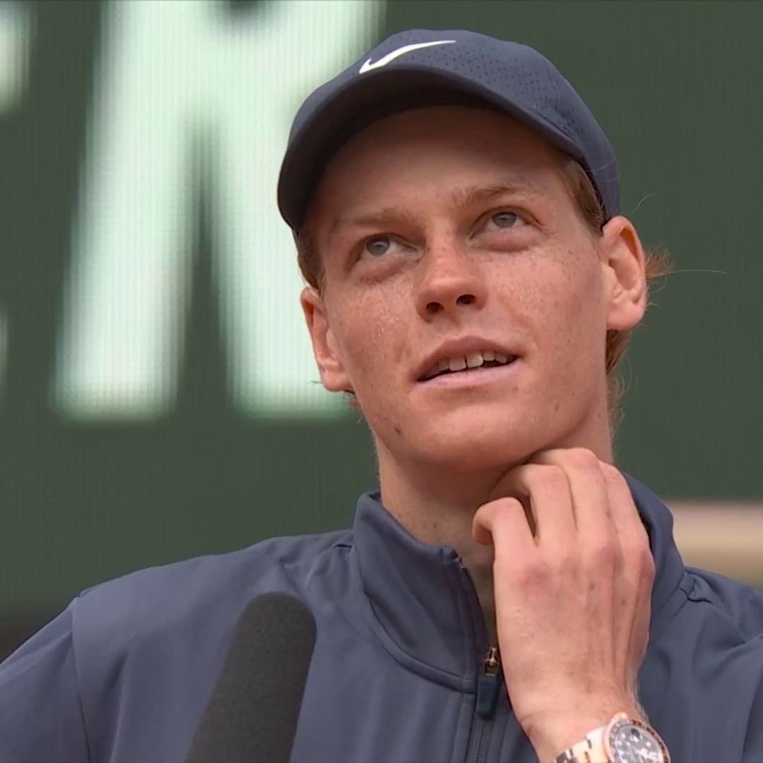🥹 Questo momento: Jannik scopre di essere 𝐧𝐮𝐦𝐞𝐫𝐨 𝐮𝐧𝐨 al mondo #EurosportTENNIS #Sinner #RolandGarros