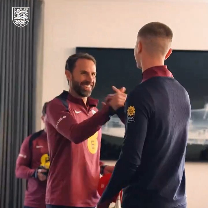 Joining a special #ThreeLions club. Ahead of today's recovery session, Jarrad Branthwaite and Adam Wharton were presented with their legacy caps by the boss 🏴󠁧󠁢󠁥󠁮󠁧󠁿
