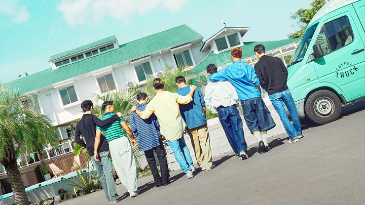 The Boyfriend, Japan’s first same-sex romance reality series, premieres July 9! Nine men move into a beach house, work together at a coffee truck, and look for love — forging deep friendships and learning about themselves along the way.