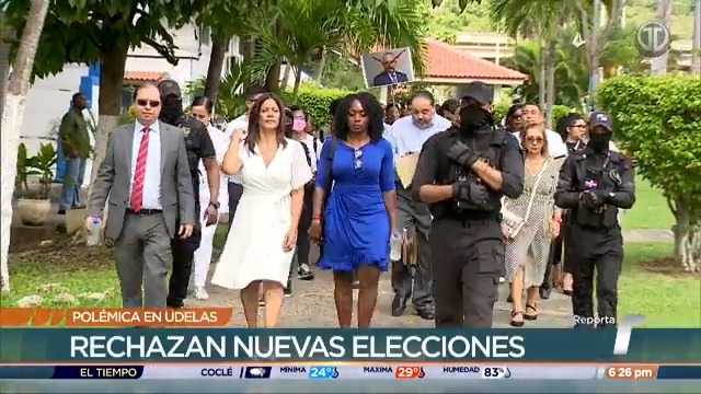 La docente Gianna Ruedas acudió a las instalaciones de Udelas en un nuevo intento de tomar posesión de su cargo como rectora, un día antes de que se celebre un nuevo proceso electoral. “Ya nosotros ganamos, solo queremos la oportunidad de ejercer el derecho que nos ha dado la democracia en este país”, expresó. #TReporta