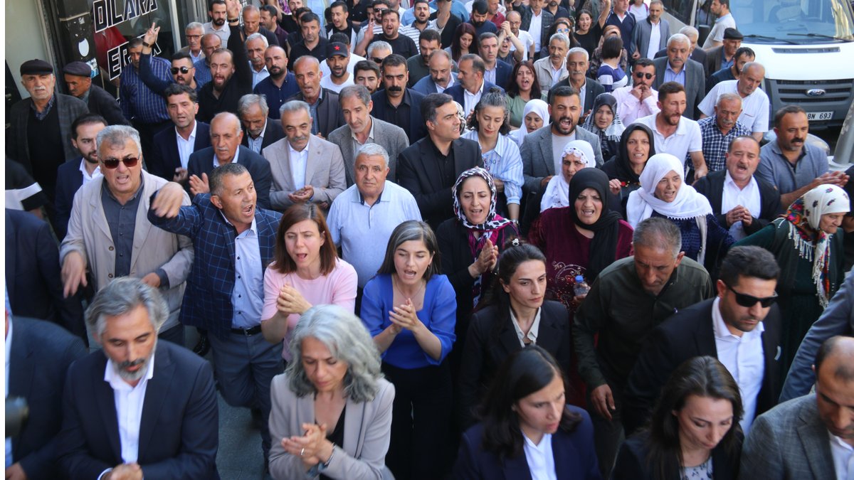 Siyasi partiler kayyıma karşı Colemêrglilerin direnişinin yanında Birçok siyasi parti temsilcisi, kayyım atamasına karşı Colemêrglilerle dayanışmak için kentte geldi. Siyasetçiler, "Beraber hareket edersek bu kaderi değiştirebiliriz" mesajı verdi