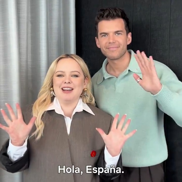 Luke Newton y Nicola Coughlan tienen una noticia para los fans de #BridgertonNetflix 📣 en España. Os hemos escuchado, y por eso algunos fans de la serie tendrán la oportunidad de disfrutar en primicia del episodio 5 de la tercera temporada días antes de su estreno. No faltará una ambientación de ensueño al más puro estilo Bridgerton. Estad atentos a nuestros canales.