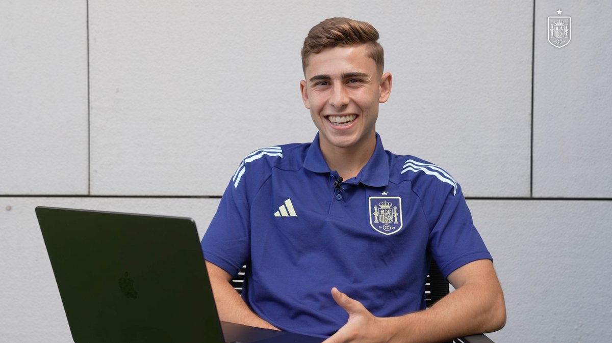 Fermín Lopez, de la Primera Federación Versus e-Learning a la Selección. El año pasado defendía los colores del Linares Deportivo 💙⚒ y ahora está concentrado en la previa de toda una @EURO2024. 🚀 ¡¡Un ascenso meteórico!! #VamosEspaña | #EURO2024