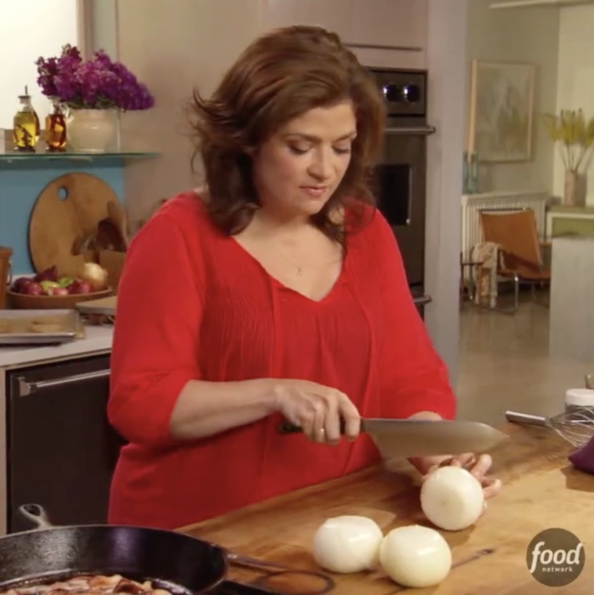 .alex guarnaschelli’s secret to the perfect crunchy and airy onion rings? Vodka and beer, which make the batter light and crispy 👌🍺 Catch Alex competing on an all-new episode of #Outchefd > Thursday @ 9:30|8:30c! Get the recipe: