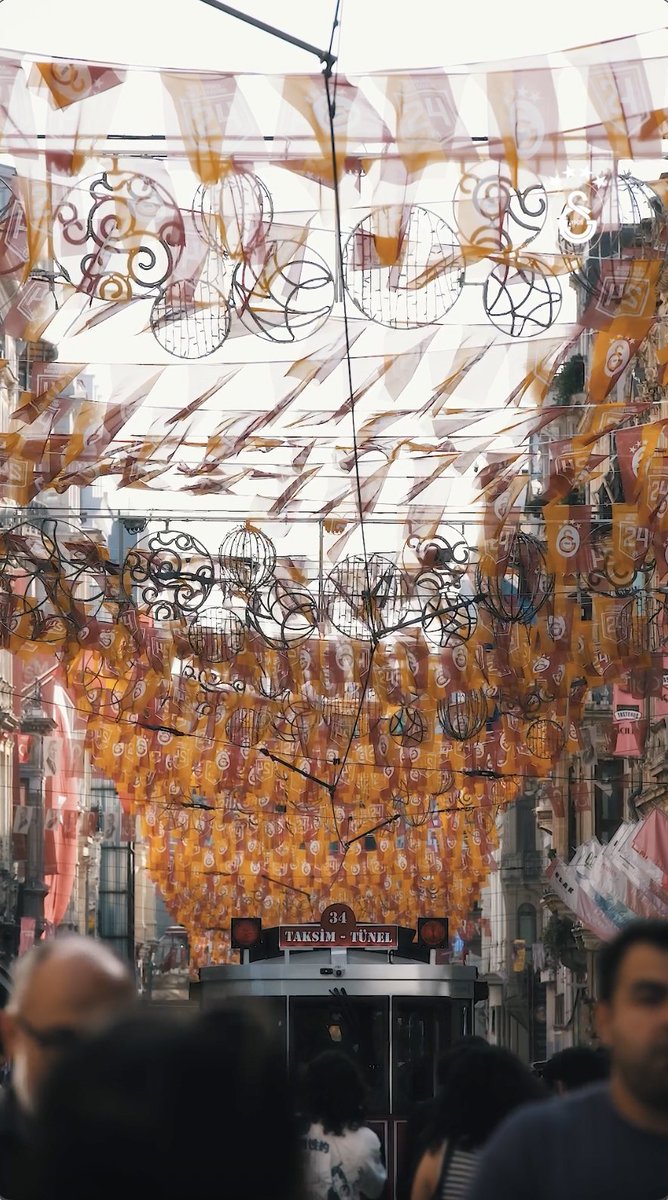 Beyoğlu aşık sana! 💛❤️ #AsBayraklarıAs