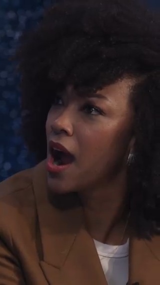 To send off #StarTrekDiscovery in style, the Star Trek family surprised Sonequa Martin-Green with a touching tribute ❤️