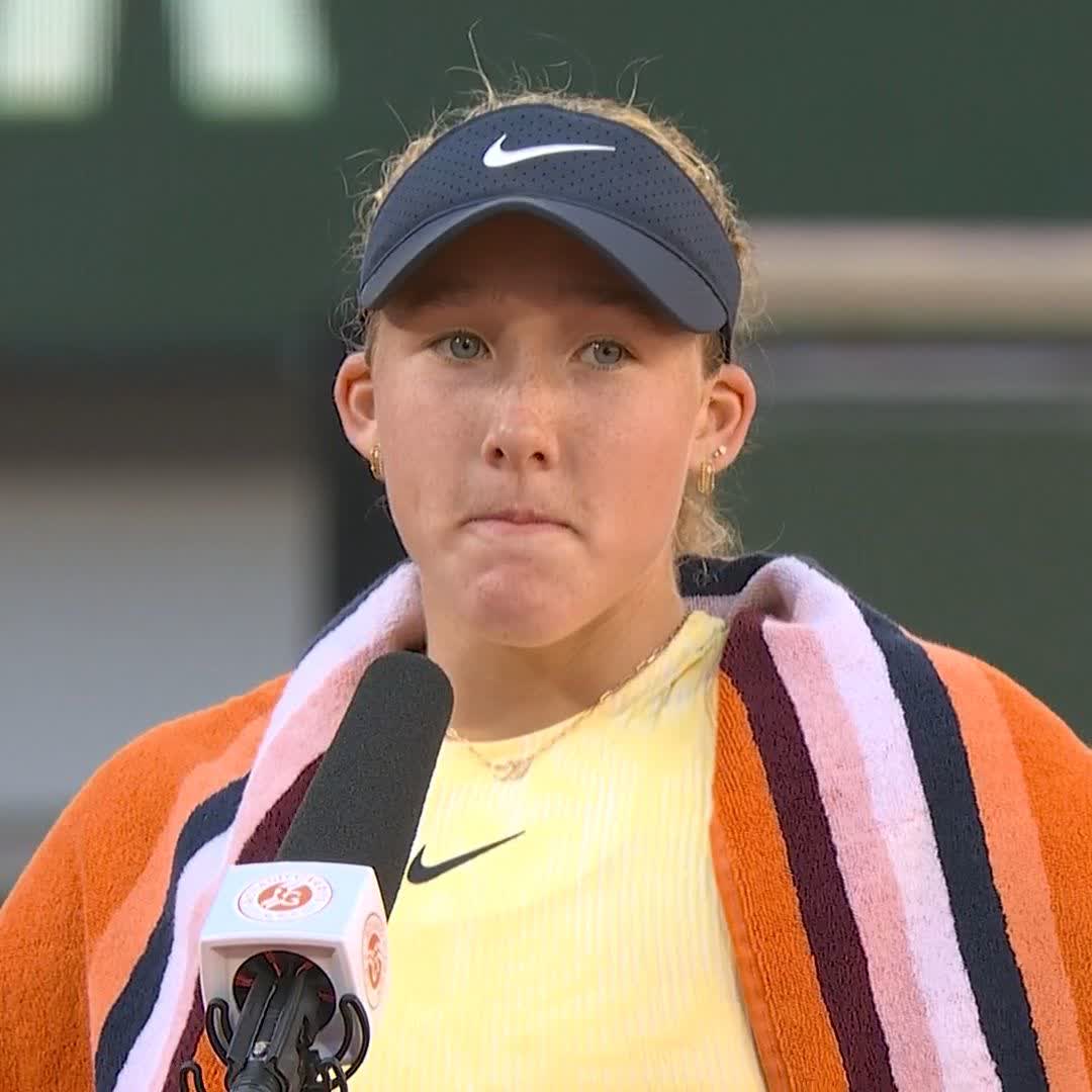 🗣️ « Je n’ai pas vraiment de plan, je joue où je veux. En réalité, on avait un plan avec ma coach, mais je l’ai oublié. J’essaye de jouer comme je le sens » Mirra Andreeva après sa première qualification en 1/2 d’un tournoi du Grand Chelem à 17 ans. 😂
