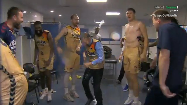 💦 La celebración en el vestuario del UCAM Murcia tras meterse en la final de la Liga Endesa