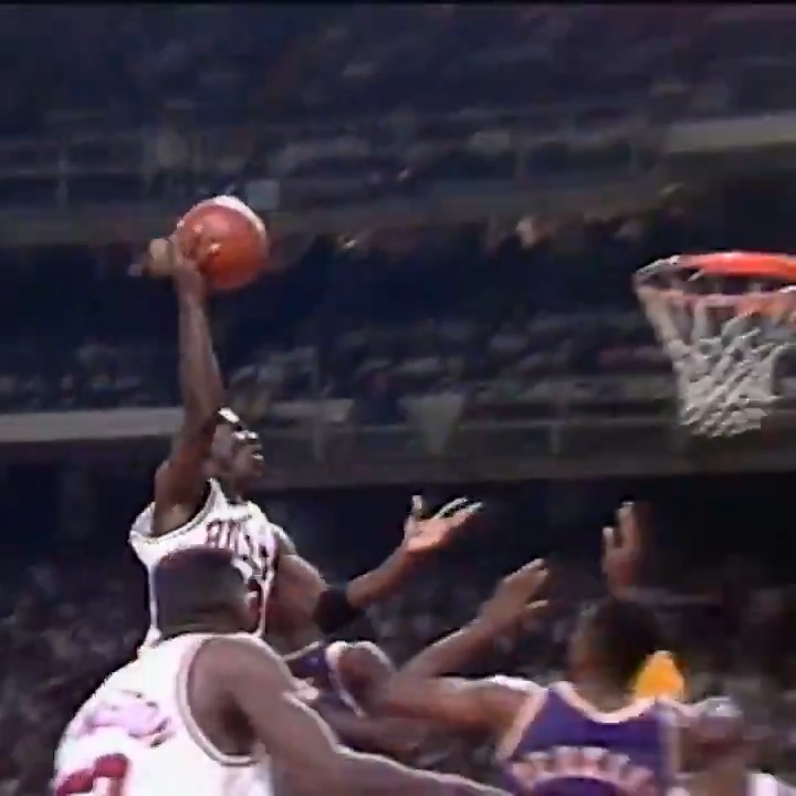 "ザ・ミッドエアスイッチ" あの伝説のムーブから、今日で33年。 マイケル・ジョーダンによるNBA史上屈指の名シーン。 そしてそのレイアップを含め多くのスーパープレーを披露したバスケットボールの神は、1991NBAファイナルを制しブルズを初優勝へと導きました。 NBA
