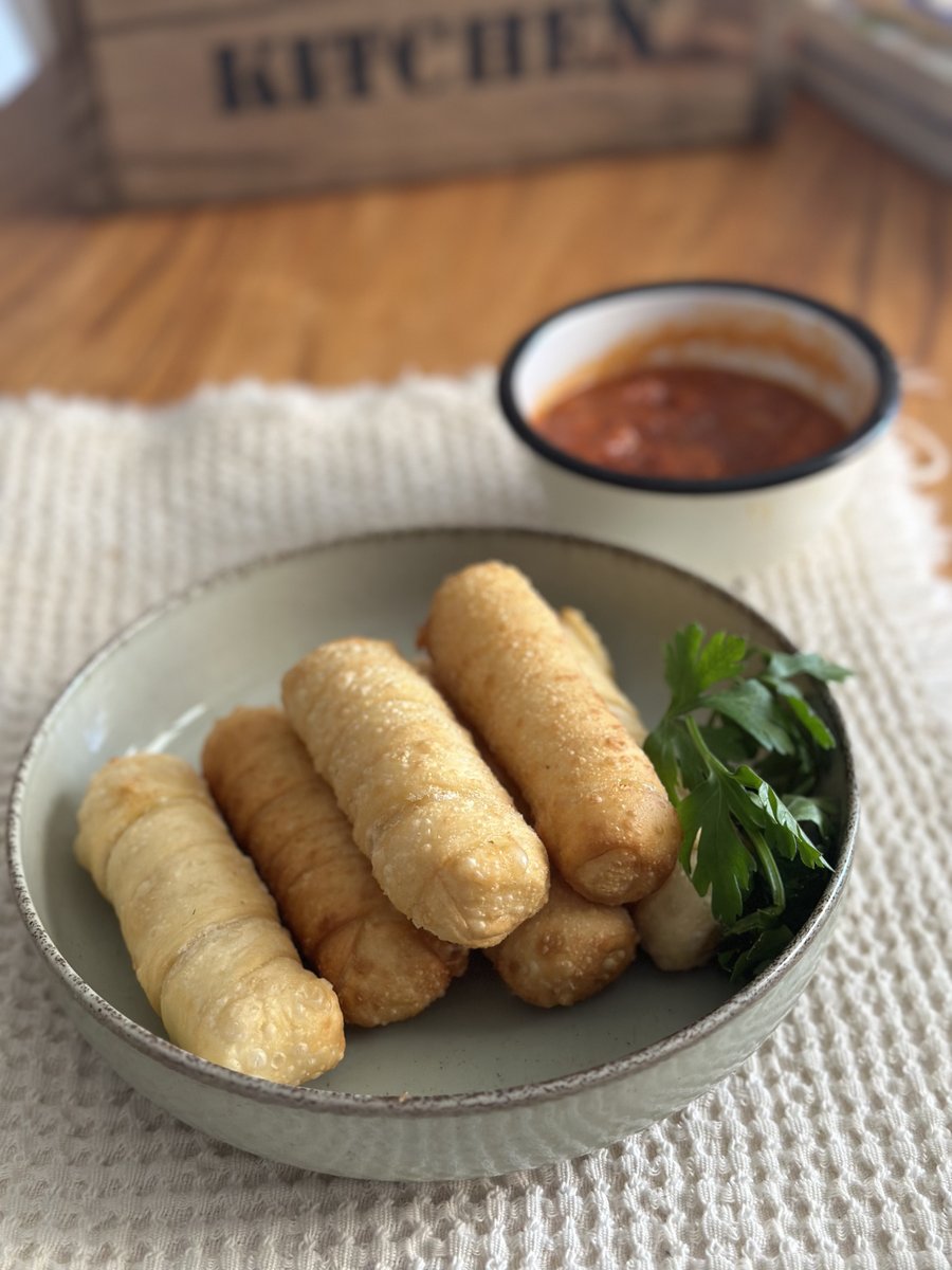 ¡TEQUEÑOS! La receta más simple para hacer en casa este mega clásico del street food venezolano. Atenti al tip de Gabo Colacioppo para que no derrame el queso... #Cucinare #Recetas