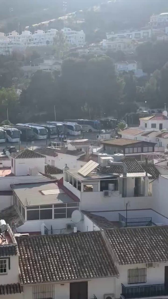 El PSOE ha tenido que fletar 15 autobuses y llenarlos de jubilados a los que han regalado el viaje y dado un bocadillo para así llenar el mitin de Pedro Sánchez en Benalmádena, el cual ha aparecido acompañado de su corrupta mujer, la imputada Begoña Gómez. #SanchezDimisión