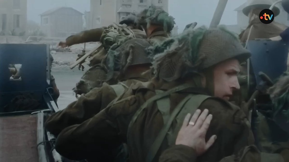 Archive exceptionnelle : une caméra fixée sur le bord d'une barge de débarquement enregistre ces images de l'assaut de la première unité canadienne sur la plage de Juno le 6 juin 1944. #DDay