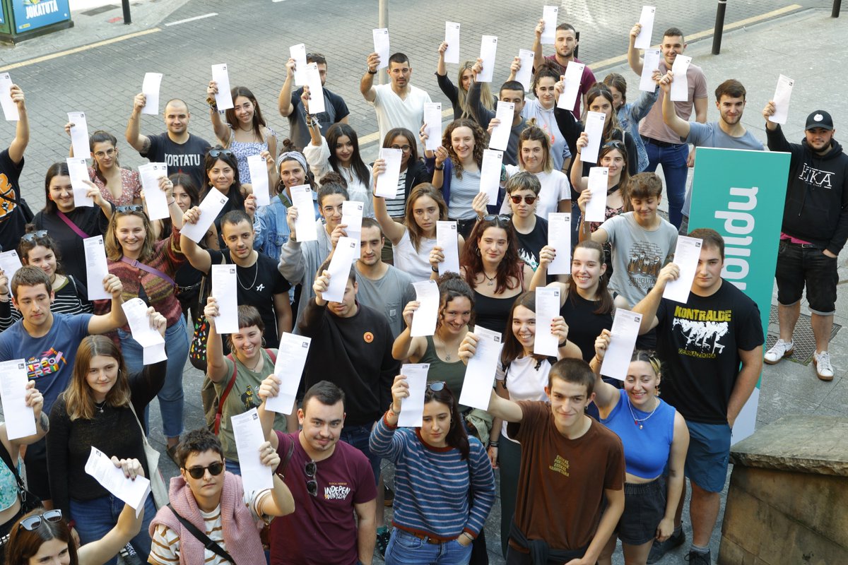 👊 Las y los jóvenes vascos no vamos a permitir que una banda de fascistas condicionen nuestro presente y nuestro futuro. Vamos a votar de nuevo a EH Bildu porque es la única garantía feminista, antifascista y euskaldun. Edurne Benito del Valle | #AhoraRepúblicas