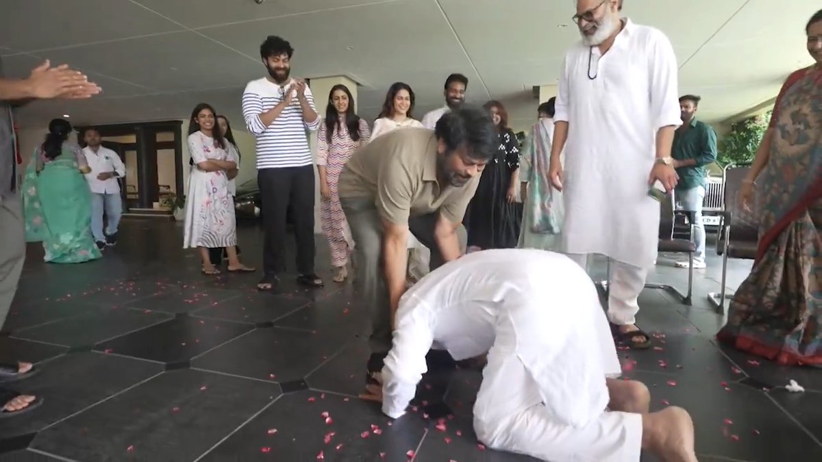 WHOLESOME VIDEO ❤️ ఎన్నికలలో అఖండ విజయం సాధించి, ఢిల్లీ NDA సమావేశంలో పాల్గొని మెగాస్టార్ దీవెనల కోసం తరలివచ్చిన జనసేనాని పవన్ కళ్యాణ్. ఘన స్వాగతం పలికిన మెగా కుటుంబం..! #Chiranjeevi #PawanKalyan #AkiraNandan #RamCharan