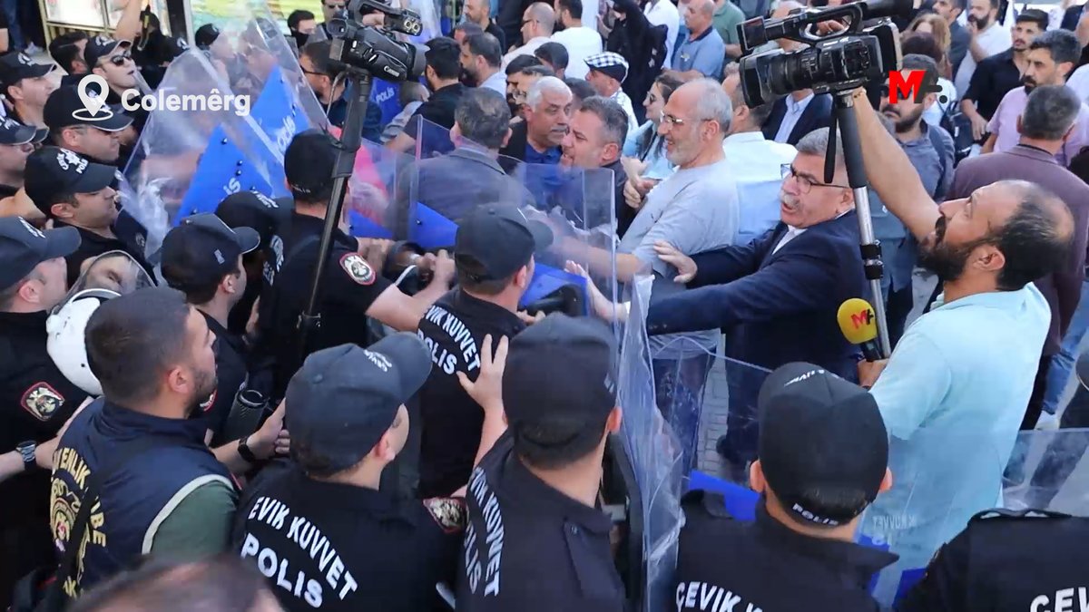 KESK'liler polis barikatını aştı: Kürt halkının iradesine saygı duyacaksınız