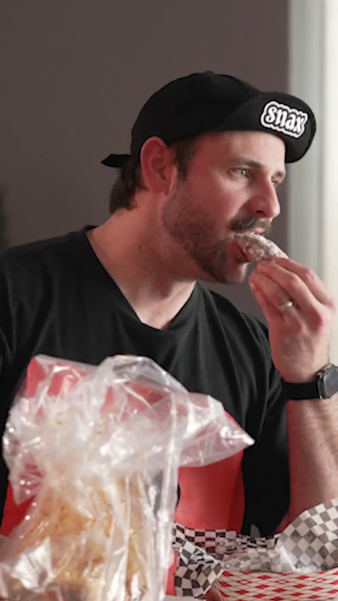 First time in NOLA? 🍿Kirk has the deets on some sweets, seafood and spice to sample in the city! ⚜️ 📺 Snacks with Snax: New Orleans #PokemonUNITE | #UNITEesports
