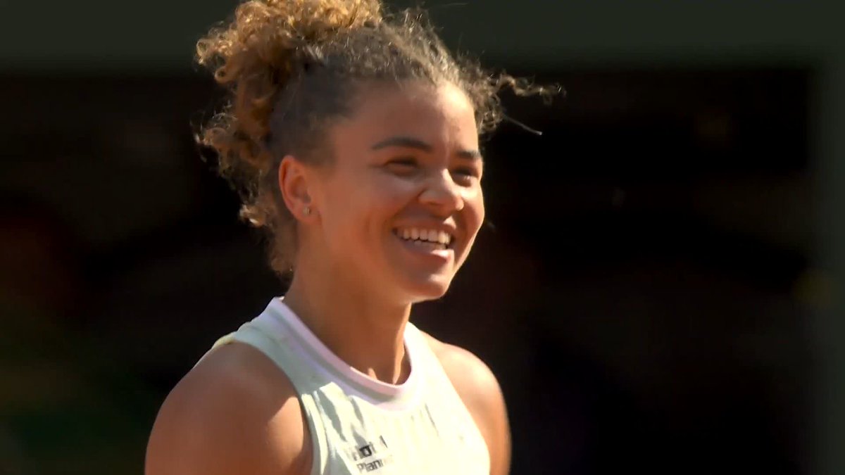 What a way to finish! Welcome to the women's singles final, Jasmine Paolini. #RolandGarros
