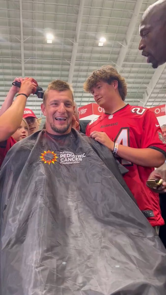 For the cure 🤝 Thanks for coming out to our 🔟th annual Cut and Color Funds the Cure to benefit National Pediatric Cancer Foundation, Rob Gronkowski!