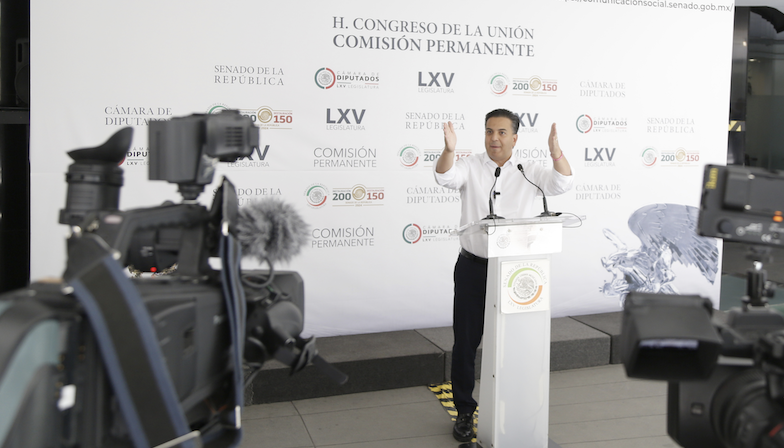 El PAN o se reinventa o muere como opción política para encabezar la esperanza de cambio en México. Abrámonos a los ciudadanos! Empezando por que ellos decidan quién será el próximo Dirigente Nacional. Escojamos no a un líder partidista sino uno de los líderes de la ciudadanía.