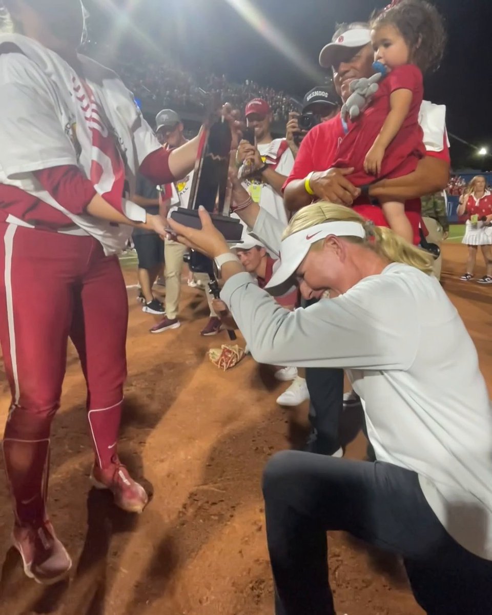 Patty Gasso presenting Kelly Maxwell with the Most Outstanding Player award 👏🥹 #WCWS | Oklahoma Softball