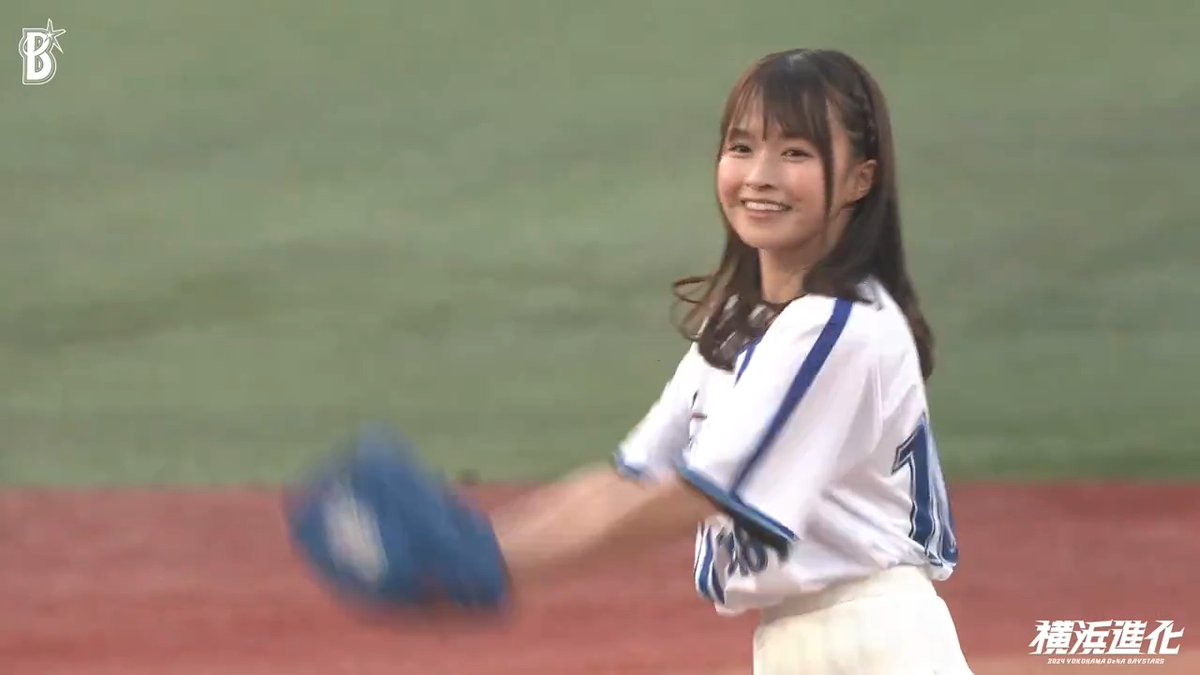 本日「東栄住宅ブルーミングガーデンナイター」の始球式に、アイドルグループ「Bety」のリーダー、赤担当の #百川晴香 さん登場しました!🏟⚾️ #baystars