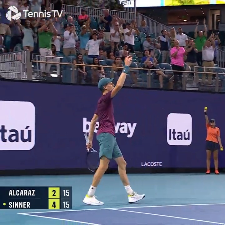 A l'instar du rallye entre Federer et Nadal à l'Open d'Australie 2017 et de quelques autres échanges, ce point entre Jannik Sinner et Carlos Alcaraz fait partie des points que je peux regarder 50 fois par an sans jamais me lasser. Epoustouflant.