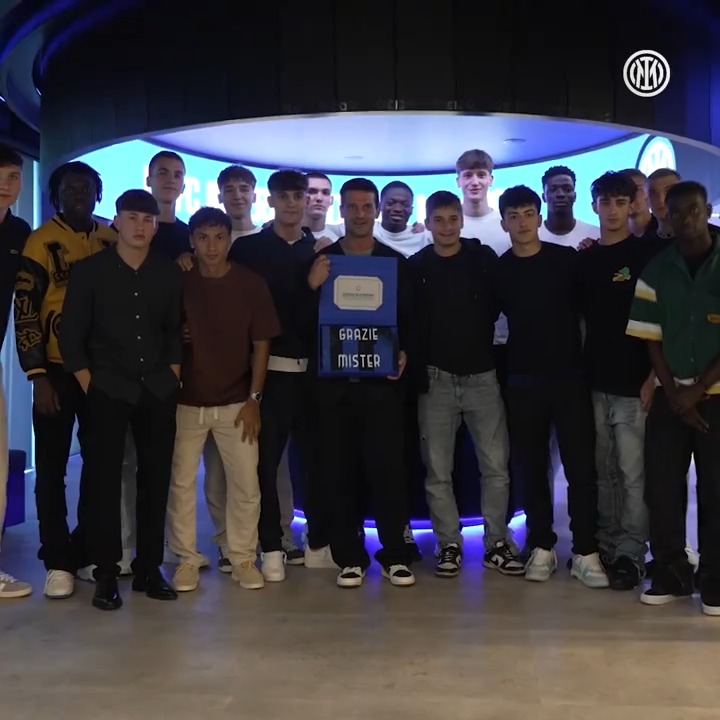[#Under19] Il saluto speciale dei nostri ragazzi a Cristian Chivu 🖤💙👋 #ForzaInter #InterYouth