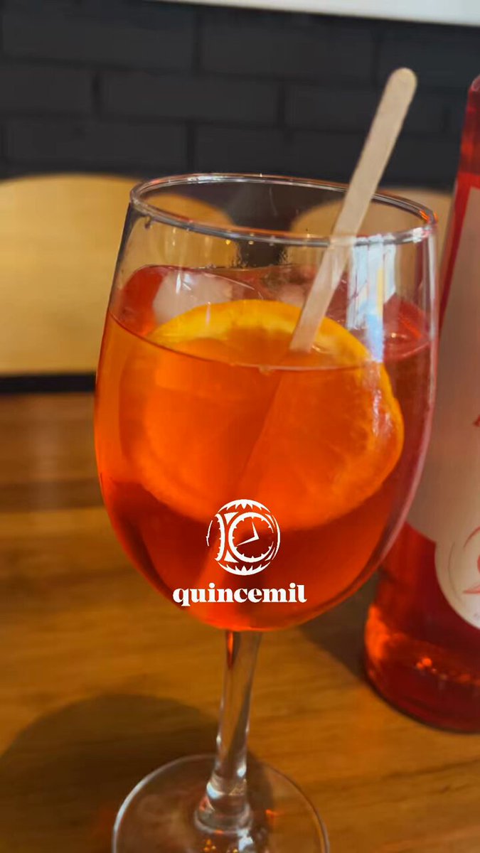 Así se hace el Galician Spritz, la versión gallega del popular aperitivo italiano ideado en la Barbería de A Coruña #acoruña #acoruna #coruña #coruna #lacoruña #lacoruna #galicia #quincemil15000 #quincemil