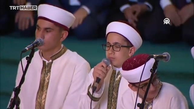 Cumhurbaşkanı Erdoğan, Ayasofya'da hafızlık icazet törenine katıldı. Törende, İTO Marmara Anadolu İmam Hatip Lisesi ve Kur'an Kursu'nda hafızlıklarını tamamlayan öğrenciler icazetlerini aldı.