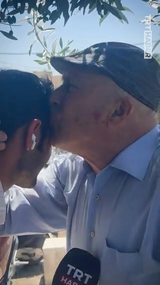 “Bizi yok ediyorlar. Umudumuz sizsiniz. Her bir Türk’ü alnından öpüyorum. Recep Tayyip Erdoğan’a selam söyleyin” İsrail işgali altındaki Mescid-i Aksa’da cuma namazı kılan bir Filistinli TRT Haber'i görünce muhabirin alnından öptü, Türkiye’ye ve Cumhurbaşkanı Erdoğan’a dua etti.