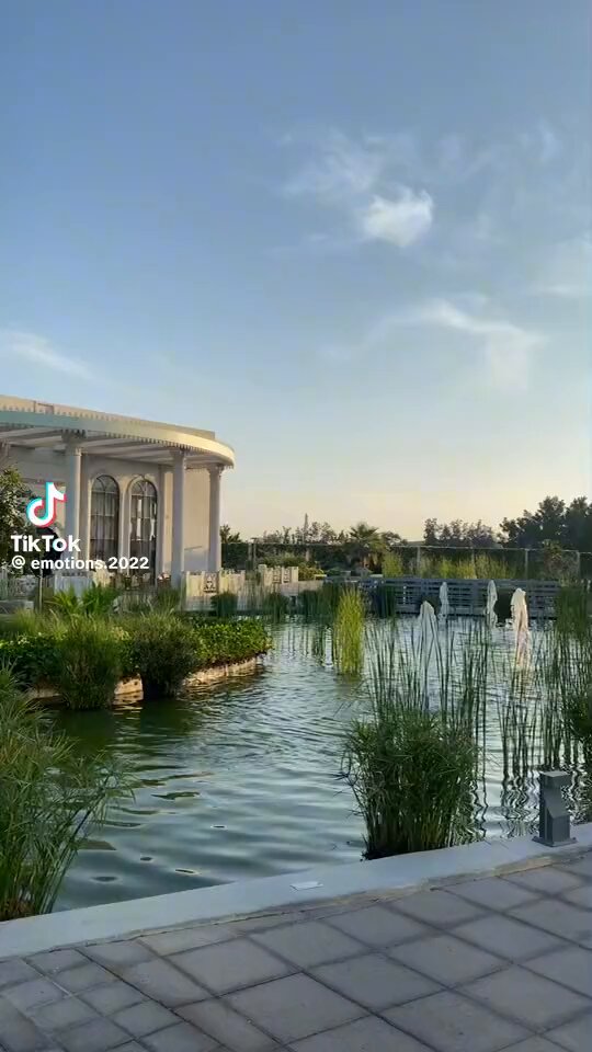 #يا_زاير_البحرين . اذا مخطط تزور #البحرين مع العائلة و تبغي " تستانس " و ما تدري عن هالمكان .. اعتقد هذا أكبر خطأ " 👇 . 📍زلاق سبرينغز | الـزلاق 🌴 . مكان جميل يضم مجموعة من مطاعم و كافيهات ذات جلسات خارجية و داخلية المطلة على بحيرات مائية حلوه " 👌 . الموقع " .