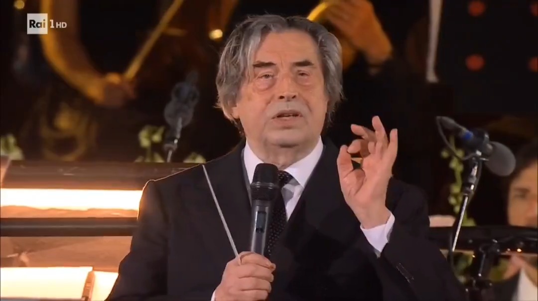 Riccardo Muti si rivolge agli "uomini e alle donne di governo" seduti davanti a lui: "L'orchestra è sinonimo di società. Ci sono tanti strumenti con parti diverse, ma devono concorrere all'armonia di tutti. Molte volte l'impedimento è il direttore d'orchestra!" #GrandeOpera