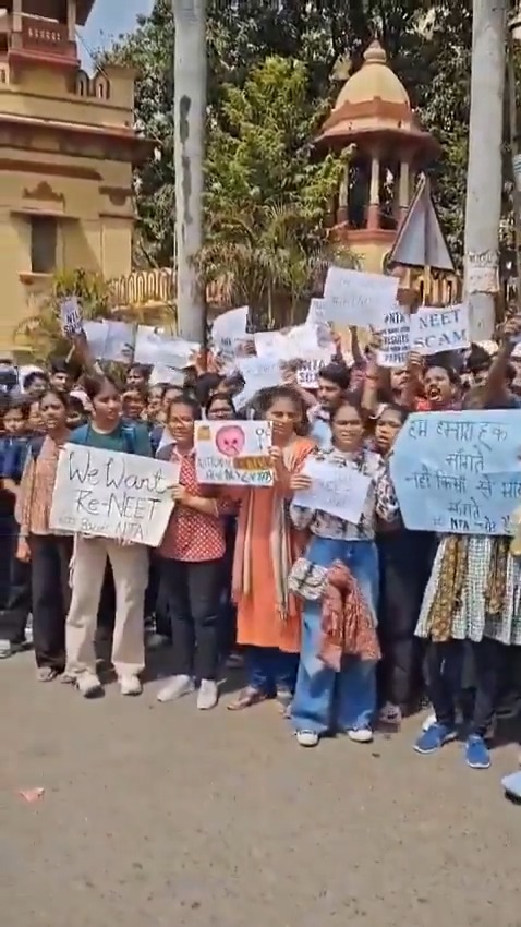 "गली-गली में शोर है #NTACHOR है " असली नारी शक्ति जो इस भ्रष्ट तंत्र को खुले आम उनकी असलियत दिखा रही हैं। NTA को अपनी गलती मान कर नीट को रद्द कर देना चाहिए और पुनः एक साफ सुधरी परीक्षा कराना चाहिए #NEET_परीक्षा_परिणाम #NEET #NEET_पेपर_रद्द_करो #RENEET