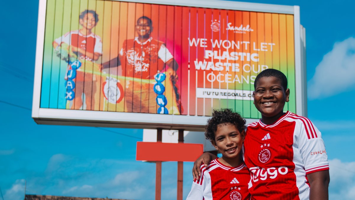 We won't let plastic waste our oceans! 🌊 Children across Curaçao turned plastic waste from the ocean into artwork with @Sandalsfdn & Ajax to celebrate #WorldOceansDay 💙 #FutureGoals