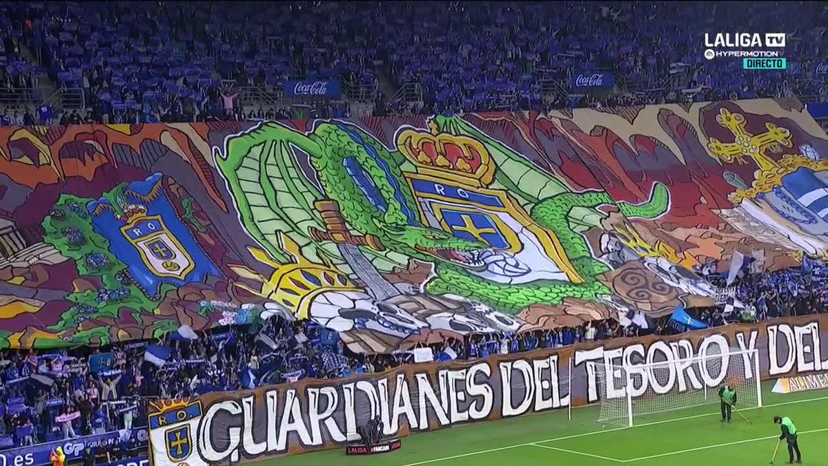 Suena la gaita. Arranca el himno. Retumban las gargantas. El Tartiere se viste de gala 💙 😍 QUÉ AMBIENTAZO 😍 La ida del playoff por el ascenso entre Oviedo y Eibar arranca YA en DAZN 🔗