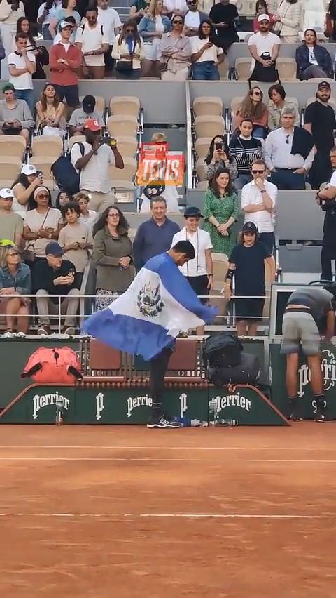 🇸🇻 LA BANDERA DE EL SALVADOR FLAMEA EN LO MÁS ALTO DE #ROLANDGARROS. Marcelo Arevalo